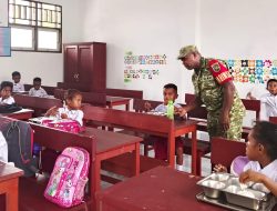 Babinsa Biak Kota Dampingi Penyaluran MBG di SD Inpres Mandouw