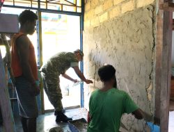 Babinsa Supiori Selatan Bantu Plester Dinding Rumah Warga