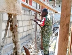 Babinsa Biak Utara Bantu Warga Bangun Rumah di Kampung Mambesak