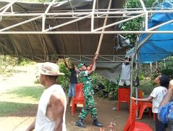 Babinsa Koramil Biak Utara Bantu Pasang Tenda untuk Kegiatan Ibadah di Kampung Mnusfor