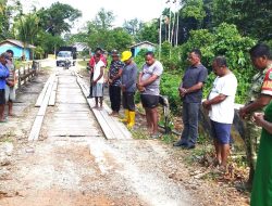 Babinsa Supiori Selatan Bersama Masyarakat Gelar Doa Bersama Kelancaran Pembangunan Jembatan