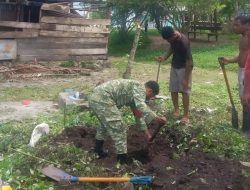 Babinsa Posramil Warsa Bantu Warga Gali Septic Tank di Kampung Maniri