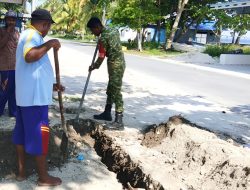 Babinsa Posramil Biak Timur Bantu Warga Gali Saluran Pipa Air di Kampung Bindusi