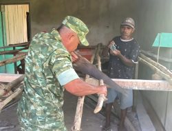 Babinsa Koramil Biak Utara Bantu Warga Buat Para-Para untuk Plafon Teras Rumah