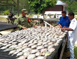 Babinsa Numfor Monitoring Kegiatan Siswa SMKN 3 Kemaritiman di Distrik Poiru