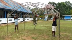 Babinsa Biak Utara Bantu Warga Pasang Tenda Persiapan Sidang Jemaat GKI Pniel Korem