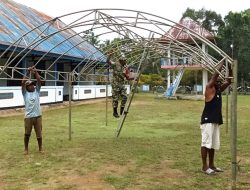 Babinsa Biak Utara Bantu Warga Pasang Tenda Persiapan Sidang Jemaat GKI Pniel Korem