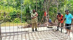Babinsa Biak Timur Bersama Warga Kampung Bergotong-Royong Membuat Bak Penampungan Air