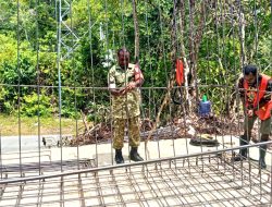 Babinsa Biak Timur Bersama Warga Kampung Bergotong-Royong Membuat Bak Penampungan Air