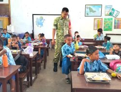 Babinsa Biak Kota Dampingi Pelaksanaan MBG di SD YPK Waupnor