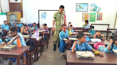 Babinsa Biak Kota Dampingi Pelaksanaan MBG di SD YPK Waupnor