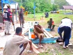Babinsa Supiori Utara Bantu Warga Bangun Rumah Kuburan di Kampung Warsa