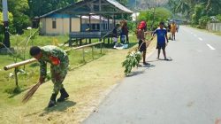 Babinsa dan Warga Bersihkan Bahu Jalan di Kampung Amoi