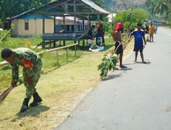 Babinsa dan Warga Bersihkan Bahu Jalan di Kampung Amoi