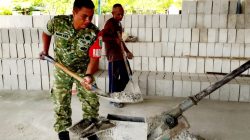 Babinsa Posramil Biak Timur Bantu Warga Cetak Batu Tela di Kampung Woniki