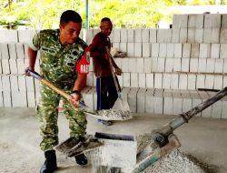 Babinsa Posramil Biak Timur Bantu Warga Cetak Batu Tela di Kampung Woniki
