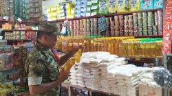Babinsa Koramil Supiori Selatan Cek Harga Sembako di Kios Warga Kampung Fanindi