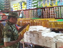 Babinsa Koramil Supiori Selatan Cek Harga Sembako di Kios Warga Kampung Fanindi