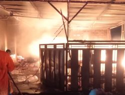 Diduga karena Konsleting Listrik, Rumah Usaha Paper Bag di Sawah Gede Ludes Terbakar